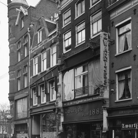 Pand met gevel onder gesneden rechte lijst met consoles