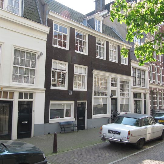 Pand onder dwars dak met houten pui