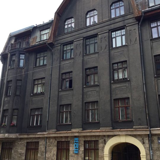 Īres nams ar veikalu