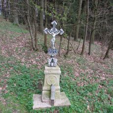 Kříž u říčky Olešná vedle cesty mezi Služátkami a Olešnou