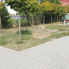 Odpočivný kámen na návsi v Droužkovicích