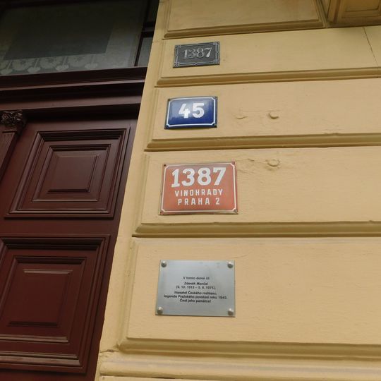 Pamětní deska Zdeňka Mančala na domě Moravská 1387/45 na Vinohradech