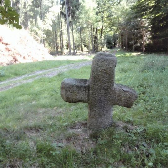 Smírčí kříž u lesní cesty od silnice 37 severně od Kocbeří