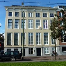 Pand met Lodewijk XIV gevel met kroonlijst op gesneden consoles