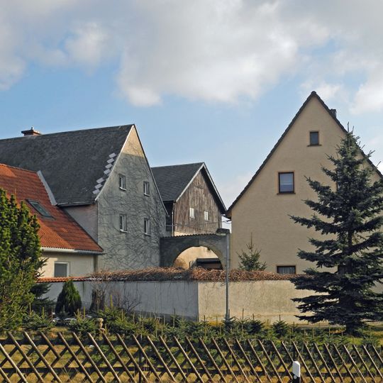 Sandstein-Torbogen mit Kämpfer und Schlussstein Dorfstraße 33