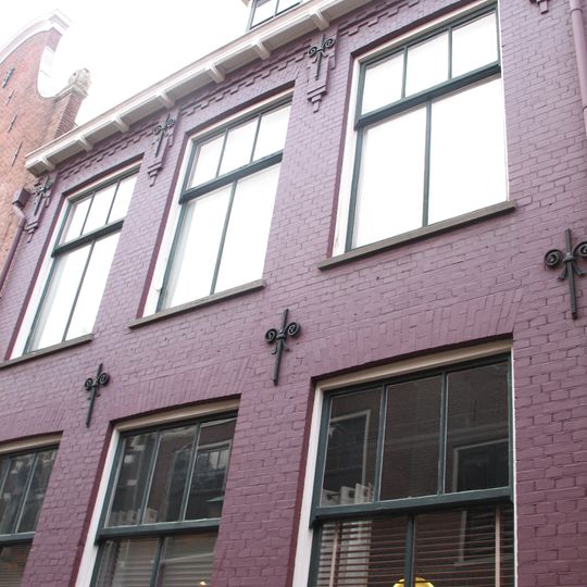 Pand met lijstgevel met decoratie