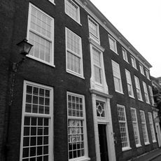 Pand voorzien van gevel met kroonlijst op gesneden consoles