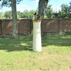 Sloup zastavení IV. na křížové cestě v parku kláštera v Teplé