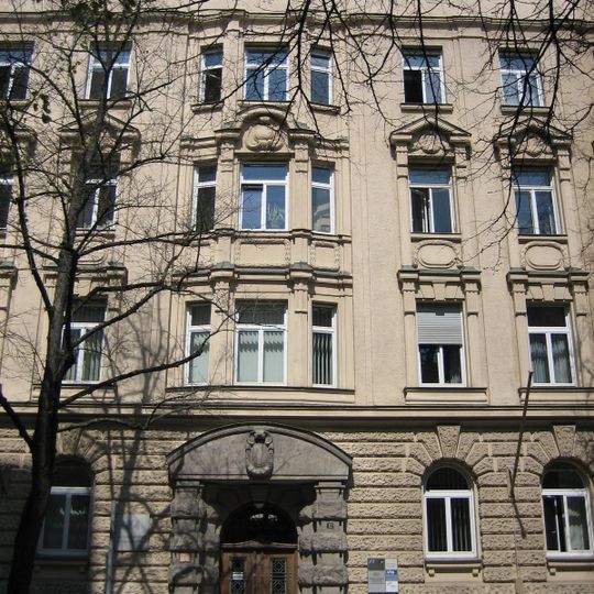 Ehemaliger Wohnbau der Versicherungsanstalt für Schwaben und Neuburg, jetzt Sozialgericht