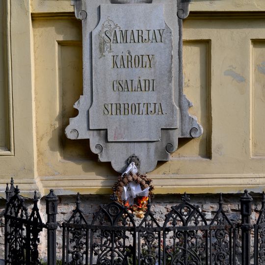 Ev. cintorín Kozia brána, náhrobník s mrežovou ohradou