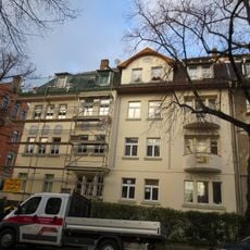 Mietshaus in halboffener Bebauung mit Vorgarten, zusammengehörig mit Terrassenstraße 15 Wilhelm-Weber-Straße 12