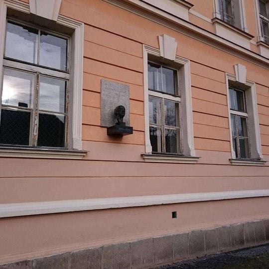 Památník na škole v Kamenici nad Lipou