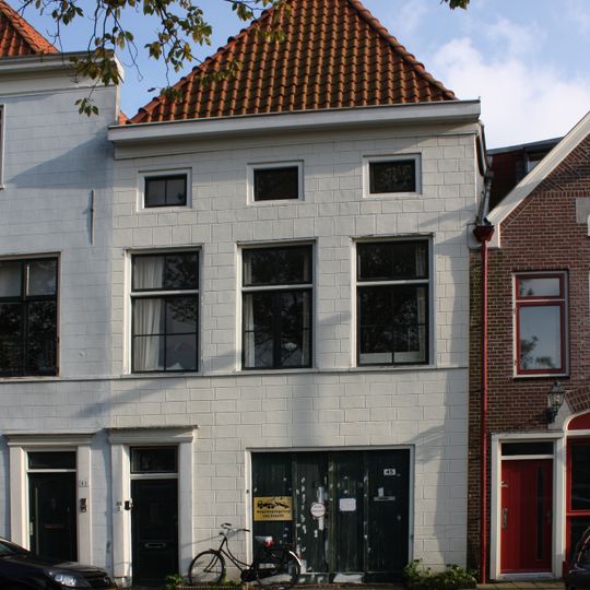 Pand met gepleisterde lijstgevel