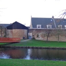 In het pand of op de grens van het erf bevindende stadsmuur(resten)