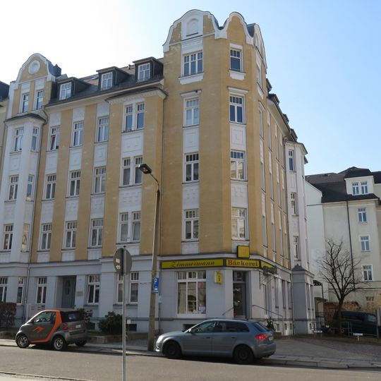 Mietshaus in Ecklage mit Vorgarten Georg-Landgraf-Straße 33