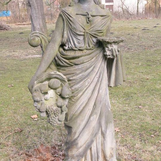 Sochy alegorií Jaro a Podzim v zámeckém parku v Liběchově