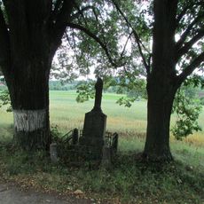 Poškozený kříž u odbočky k Dlouhé Vsi