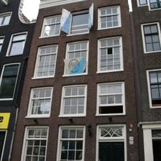 Pand met gevel onder rechte lijst met deur en bovenlicht uit dezelfde tijd