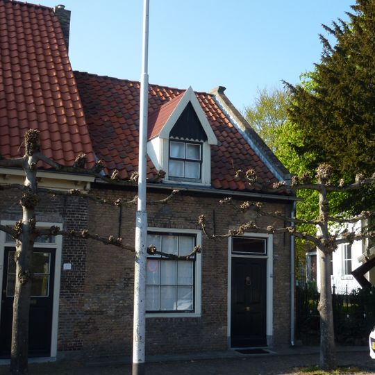 Huis onder zadeldak met langsgevel aan de straat. Schuiframen met negen ruiten. Kap 19e-20e eeuw gewijzigd
