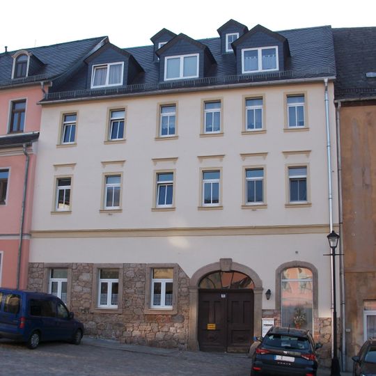 Wohnhaus in geschlossener Bebauung, mit Hintergebäude und Einfriedungsmauer zur Straße Graben Altmarkt 12