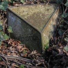 Milepost, Palms Hill, NW entrance to Pantulf House