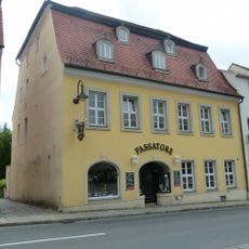 Wohnhaus, nach rechts geschlossene Bebauung Am Markt 12