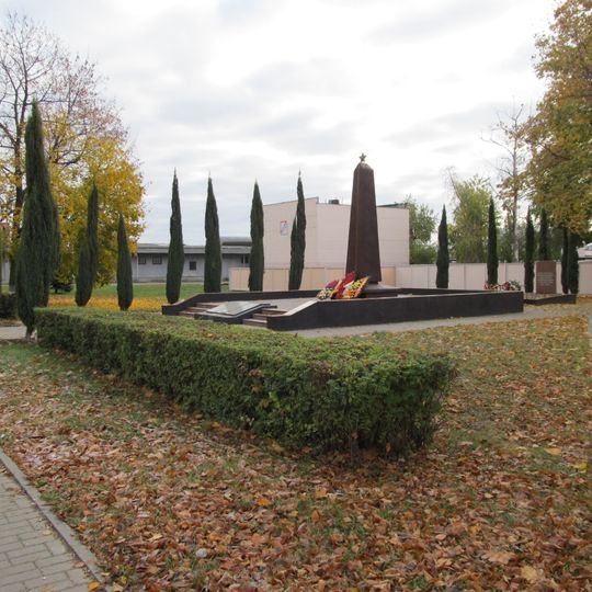 Mass grave of fallen soldiers and POWs at Traliejbusnaja Street