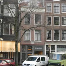 Pand met gevel met gevelsteen