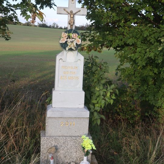 Kříž u cesty severně od Třebenic