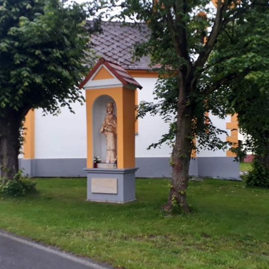 Kaplička se sochou ve Zlukově