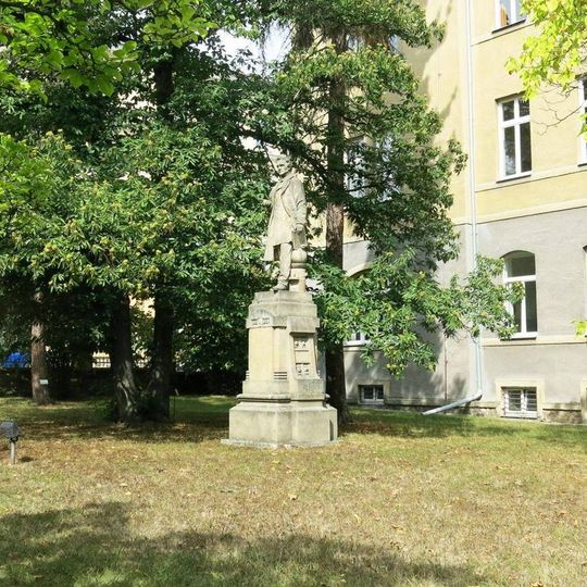 Socha Justuse Liebiga před zemědělskou školou v Kadani