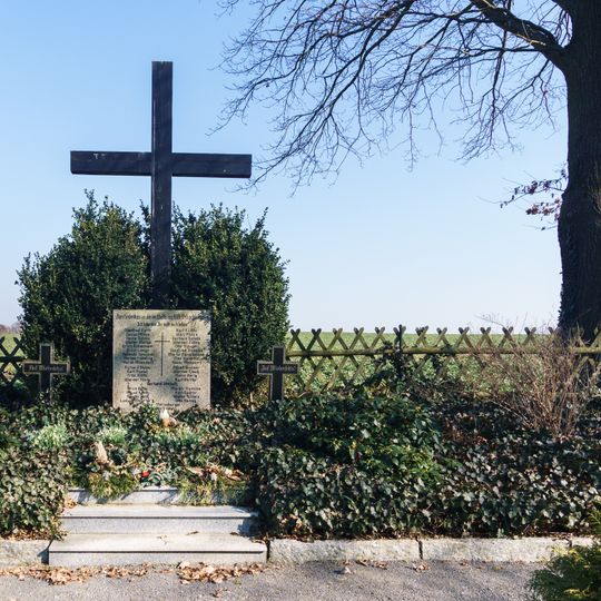 Denkmal für die Gefallenen des 2. Weltkrieges auf dem Friedhof Nerchauer Straße