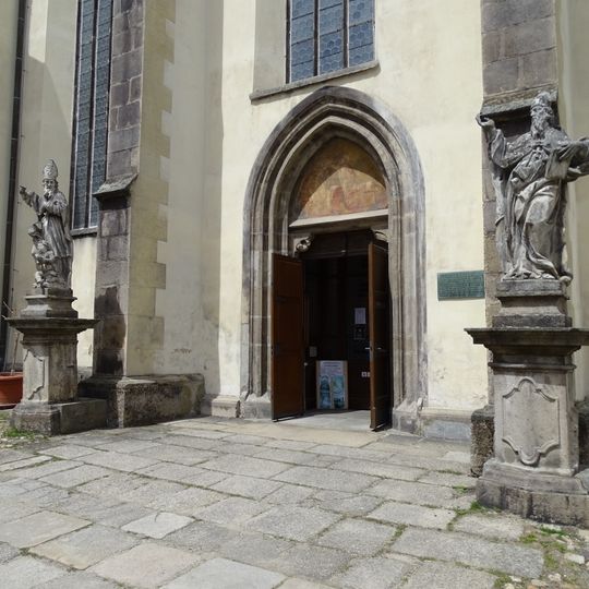 Socha svatého Vojtěcha vpravo u portálu kostela svatého Jiljí v Třeboni