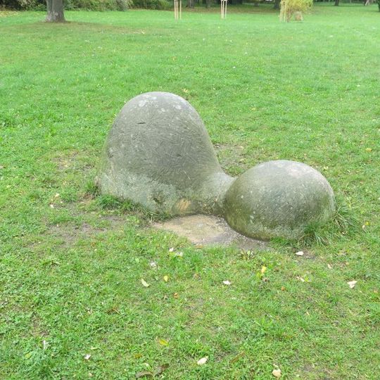 Kamenná plastika v Pietním parku v Litvínově