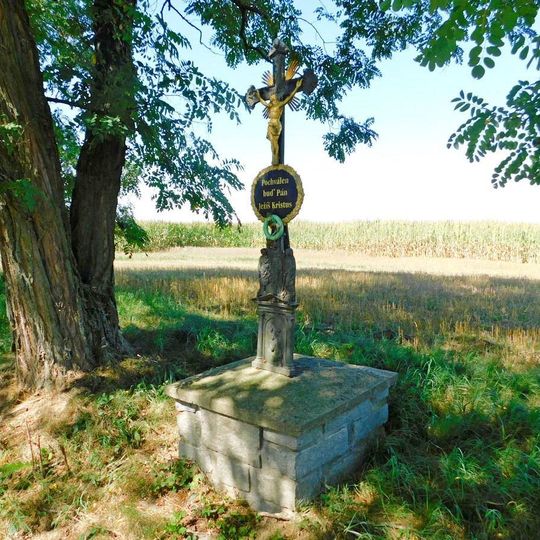 Kříž u silnice mezi Hulicemi a Sedmpány