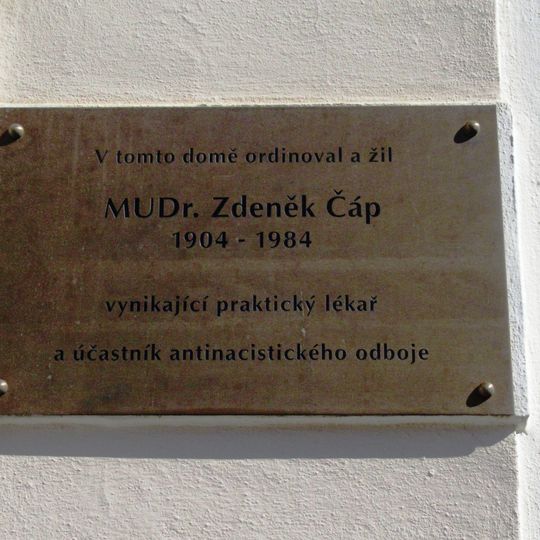 Pamětní deska MUDr. Zdeňka Čápa na Masarykově náměstí v Rokycanech