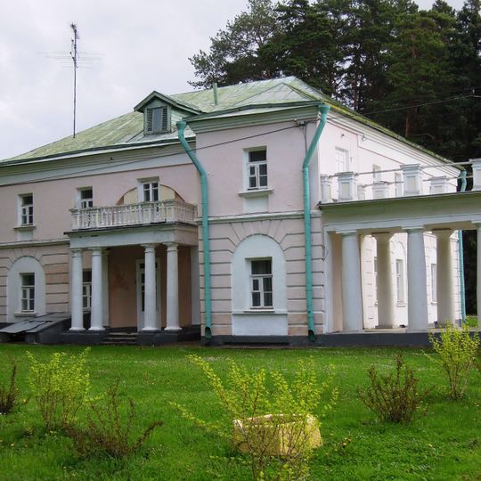 Двухэтажный флигель