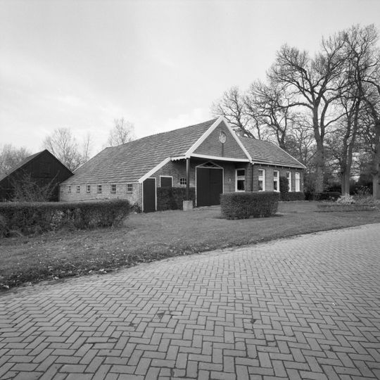Boerderij met woonhuis dat oorspronkelijk als "zuivelfabriek" werd gebouwd