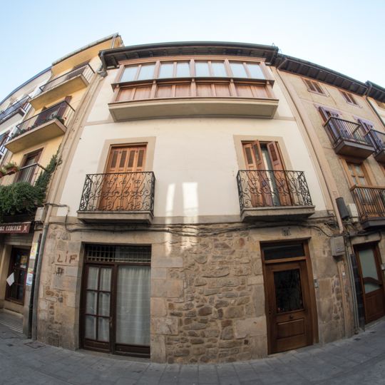 Atzeko kalea 24 etxea