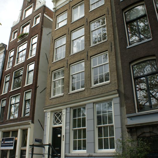 Huis met gevel onder rechte lijst met triglyfen en consoles