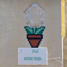 Mosaico (vandalizado) representando uno de los personajes del videojuego 'Space Invaders' plantado en una maceta.
