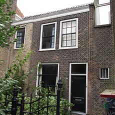 Tussen de nos 1 en 4 lager pand met zadeldak