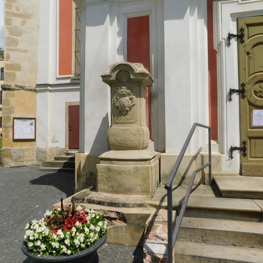 Socha svatého Ignáce z Loyoly před kostelem Nanebevzetí Panny Marie v Mladé Boleslavi