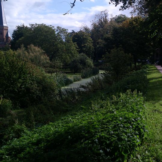 Water van de binnengracht aan de zuidzijde van de oude stadsmuur