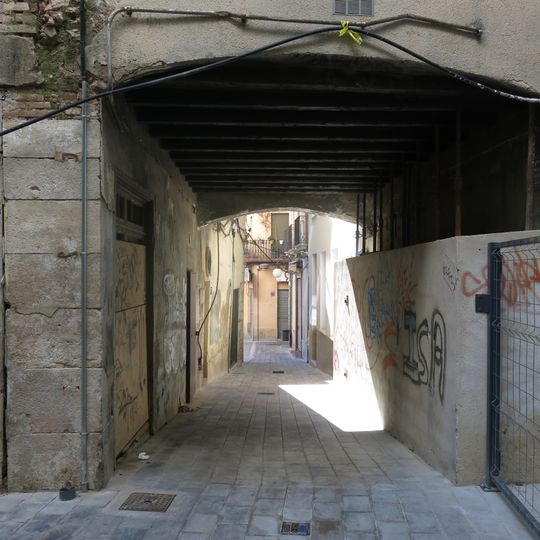 Casa damunt el carrer de la Verdura