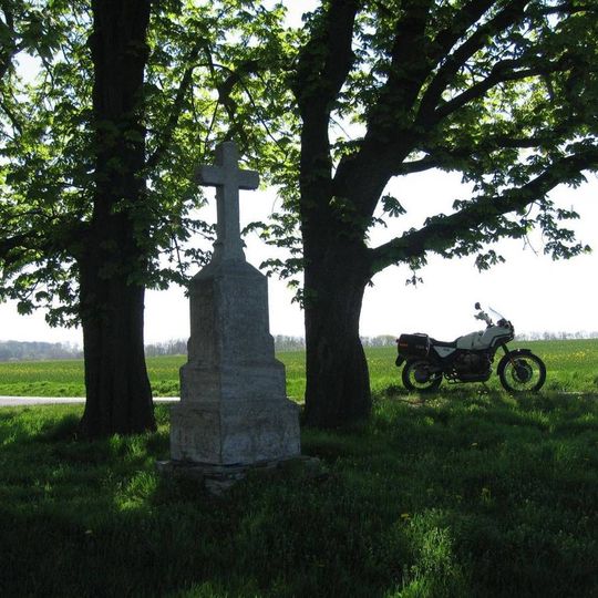 Kříž u rozcesti silnic západně od Svojšic