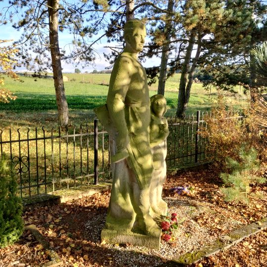 Socha na hřbitově padlých rudoarmějců