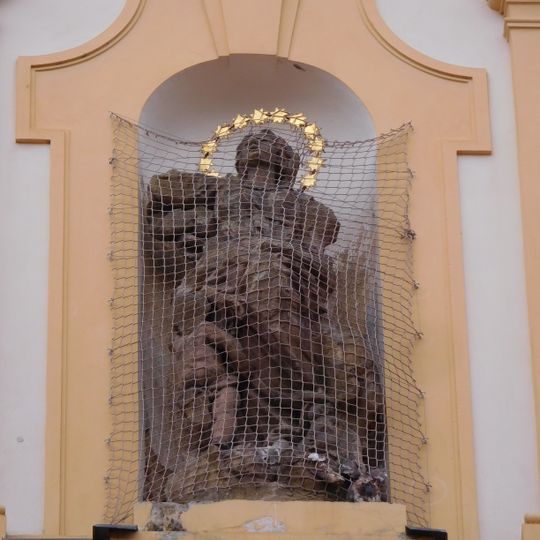 Socha Panny Marie ve štítě kostela Nanebevzetí Panny Marie v Plzni