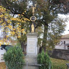 Kříž na křižovatce v Hlubokém