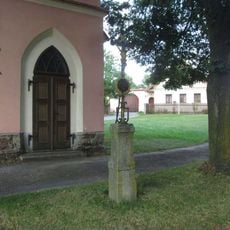 Kříž u kaple ve Stanovicích